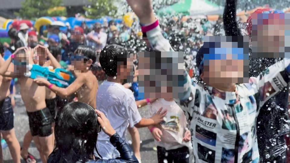 水しぶきを浴びながら水遊びをする参加者たち
